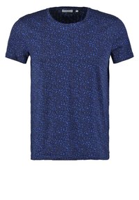 Camiseta de manga corta azul con un patrón texturizado que presenta formas geométricas en azul oscuro y azul claro. Cuello redondo y corte estándar.