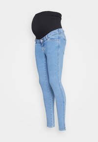 Jeans skinny de maternidade em denim azul claro com um painel elástico preto acima da cintura para apoio da barriga. Apresenta passantes para cinto e um ajuste justo.