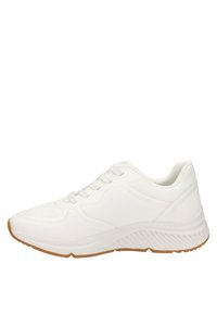 Scarpa da ginnastica bianca con tomaia in materiale sintetico liscio, dettagli testurizzati, sei asole e suola in gomma con un accento marrone.