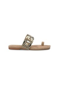 Sandalo piatto in pelle scamosciata beige con una larga fascia decorata con pietre geometriche trasparenti e dorate, caratterizzato da un anello per le dita e una suola piatta.
