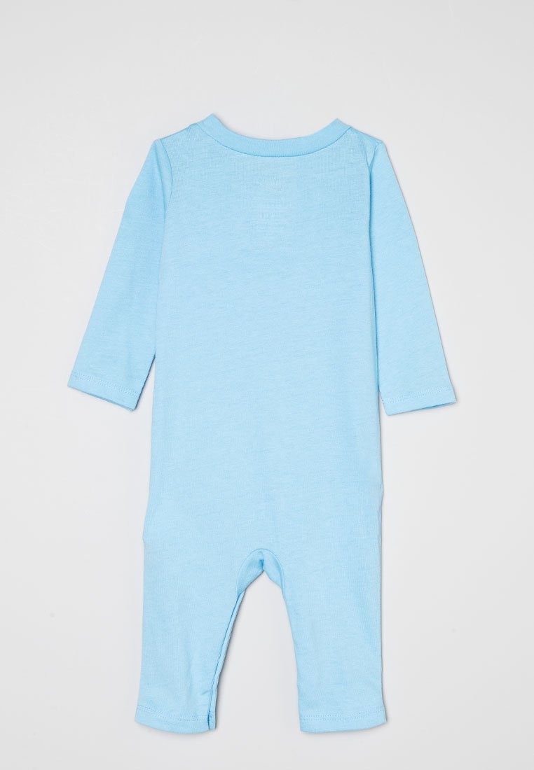 Rompers à manches longues bleu clair avec un col rond et une fermeture à pression à l'arrière. Tissu doux et texturé, adapté aux nourrissons.