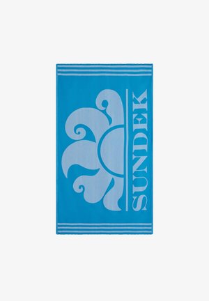 Asciugamano da spiaggia blu con un grande design floreale bianco e il nome del marchio "SUNDEK" in lettering audace, con strisce decorative nella parte superiore.