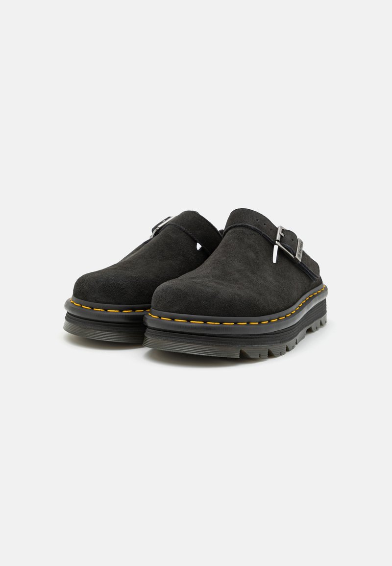 Schwarze Wildlederschuhe mit runder Zehenpartie, verstellbarem Seitenverschluss und kontrastierenden gelben Nähten entlang der dicken Gummisohle.