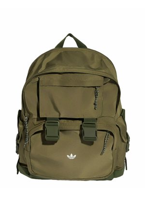 Plecak w kolorze oliwkowej zieleni z wieloma kieszeniami na suwak, dwoma przednimi paskami z klamrami, górnym uchwytem oraz małym białym logo Adidas na przedniej kieszeni.