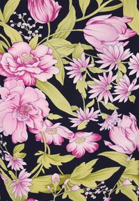Material floral cu bujori roz mari, margarete mici și frunze verzi pe un fundal închis de nave. Textură moale, culori vibrante, detalii intricate.