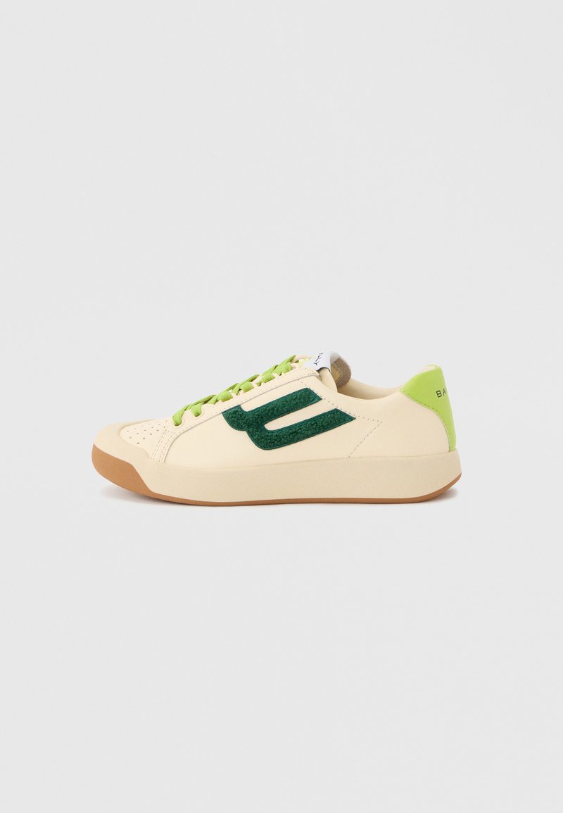 Μπεζ αθλητικό παπούτσι χαμηλού τύπου με πράσινο σουέντ λογότυπο "B", πράσινα κορδόνια, ανοιχτό πράσινη ταμπέλα στη φτέρνα και σόλα χρώματος τσίχλας σε απλό φόντο.