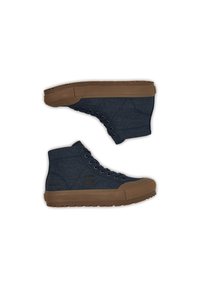 Augstie apavi ar tumšu džinsu virsmu, brūnām gumijas zolēm, metāla acuļiem un šūtu rakstu sānos.