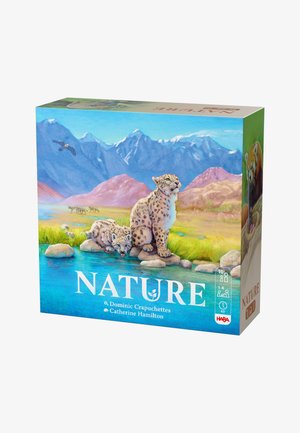 Dwa śnieżne lamparty przy rzece z górami w tle, latający ptak i stado zwierząt w oddali na pudełku gry planszowej.