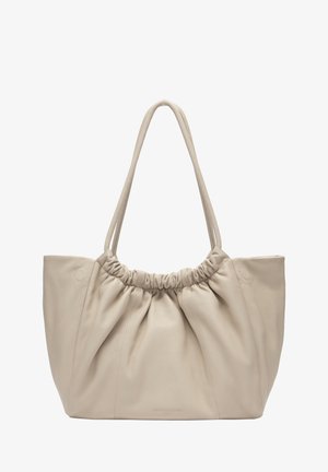 Borsa tote in morbida pelle beige con dettaglio arricciato sulla parte superiore e due lunghe tracolle.