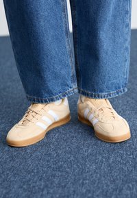 GAZELLE INDOOR - Sporta apavi - magic beige/footwear white/gum