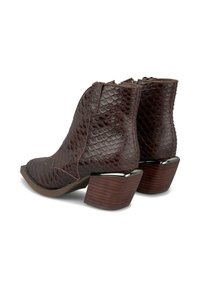Botas de tobillo marrones con un diseño de estampado de serpiente texturizado, que cuentan con un tacón corto apilado y cierre de cremallera lateral. Detalles brillantes en el tacón.