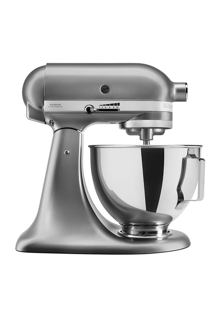 Silberner KitchenAid Standmixer mit einer polierten Edelstahlschüssel, einstellbaren Geschwindigkeitsstufen und einem abgerundeten Basisdesign.