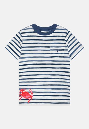 T-shirt à manches courtes rayé bleu marine et blanc avec une poche poitrine et un motif de crabe rouge près de l’ourlet inférieur gauche.