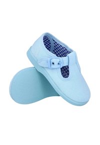 Zapatilla de lona azul claro con una correa y hebilla, forro de tejido a cuadros, suela de goma texturizada y diseño de punta redonda.