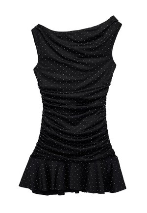 Sort ærmeløs ruched kjole med hvide polkaprikker og en flæset kant, der har en draperet halsudskæring.