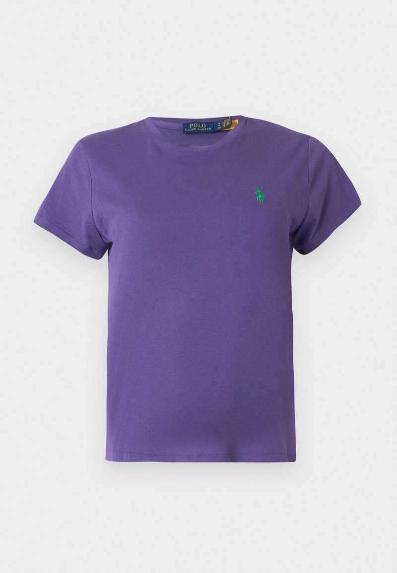 Lila kortärmad t-shirt i bomull med rund halsringning och en liten grön logotyp på bröstet. Slät yta, standardpassform.