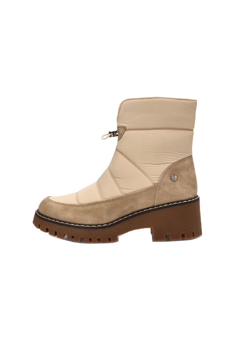 Botín beige hasta el tobillo con diseño acolchado, material de ante y sintético, suela marrón gruesa, cremallera lateral y costuras decorativas.