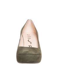 Olivgrön mockapumps med rund tå och en slät, mjuk textur. Innersulan är ljusbeige och har varumärket tryckt i brunt.