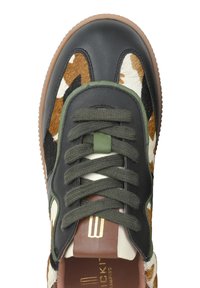 Sneaker im Tarnmuster in Braun, Schwarz und Creme mit Leder- und Wildledertexturen. Verfügt über olivgrüne Schnürsenkel und eine braune Gummisohle.