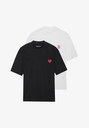 Kaks T-särki: üks must ja üks valge. Mõlemal on klassikaline ümar kaelus. Mustal särgil on punane südame ja silma tikand; valgel särgil on väike südame graafika.