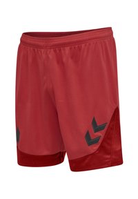 Rote Sportshorts mit elastischem Bund und schwarzen Chevron-Logos nahe dem unteren Ende an jedem Bein, strukturierte Netz-Einsätze an den Seiten.