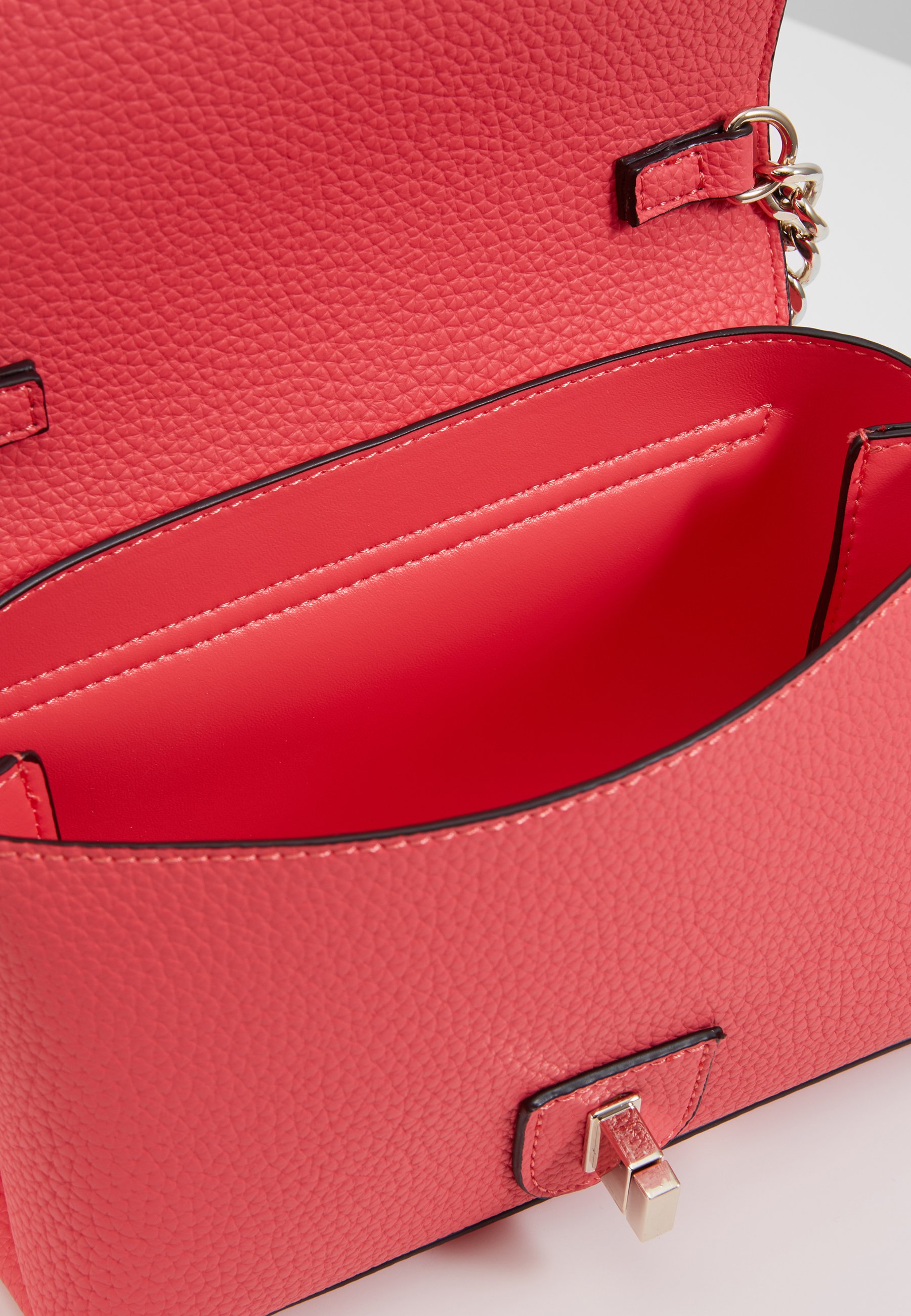 Guess UPTOWN CHIC MINI XBODY FLAP Skulderveske coral Guess UPTOWN CHIC MINI XBODY FLAP Skulderveske coral