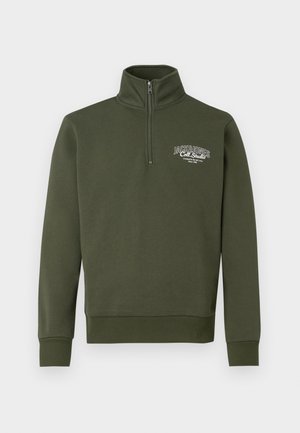 Mørkegrøn pullover sweatshirt med høj krave, kvart lynlås, ribbede manchetter og et lille hvidt logo på venstre bryst. Glat tekstur.