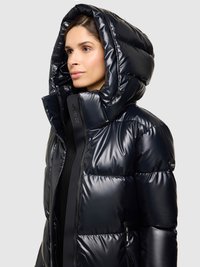 Čierna lesklá prešívaná bunda s veľkou kapucňou, rebrovanou textúrou, zipsom na prednej strane a bočnými vreckami. Na rukáve je logo.