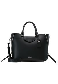 Sac à main en cuir noir avec poignées tressées, fermetures éclair latérales, bandoulière amovible et petit logo métallique de la marque sur le devant au centre.