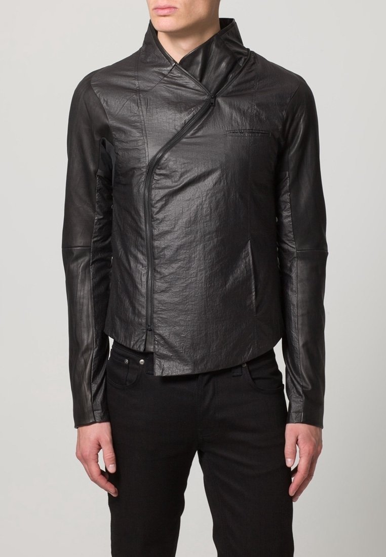 Czarna skórzana kurtka o strukturze z ukośnym przednim zamkiem błyskawicznym i teksturowanym materiałem. Długie rękawy z dopasowanymi mankietami.