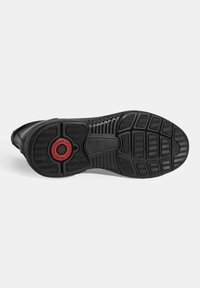 Semelle de chaussure de sport noire avec une surface en caoutchouc texturé, comportant un accent rouge au talon et une adhérence à motif pour la traction.