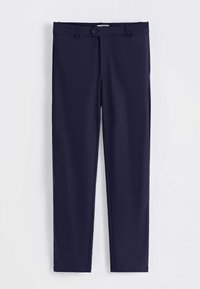 Pantalon chino bleu marine en tissu lisse, avec fermeture à boutons, passants pour ceinture, et jambes fuselées avec des surpiqûres soignées le long des coutures.