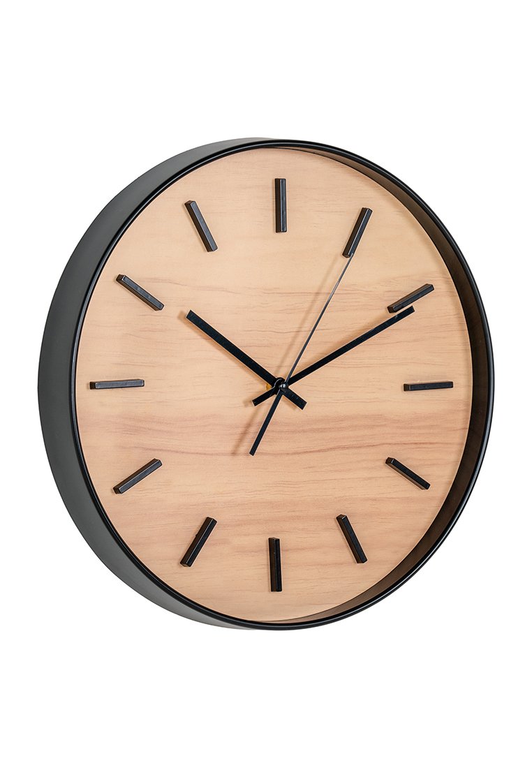 Orologio da parete rotondo con un quadrante in legno chiaro, marcatori delle ore neri e lancette nere sottili. Cornice in metallo con una finitura liscia.