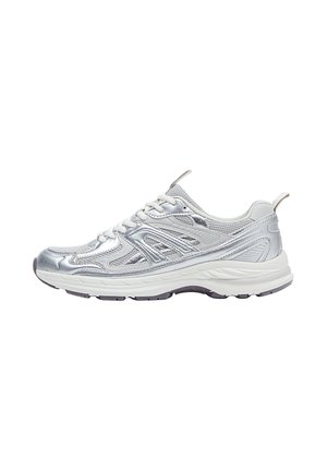 Silberne Laufschuhe mit einem Obermaterial aus Mesh, strukturiertem Design und weißer Gummisohle. Merkmale sind die Schnürung und die verstärkte Ferse.