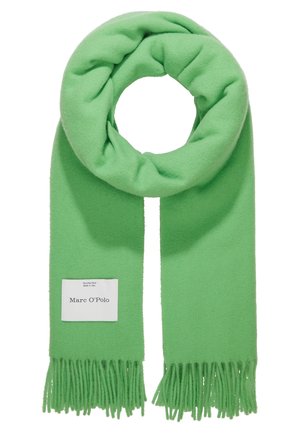 Weicher hellgrüner Wollschal mit fransigen Enden, zu einer Schlaufe gelegt, mit einem weißen Markenetikett mit der Aufschrift Marc O'Polo.