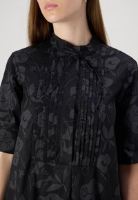 Marimekko HELMAT NOKTURNO - Päevakleit - black/dark grey
