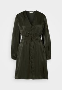 Σκούρο πράσινο, σατινέ midi φόρεμα με μακριά μανίκια, V-λαιμόκοψη και μπροστινά κουμπιά. Τονισμένη μέση με αντίστοιχο ζωνάκι, απαλό υφή.