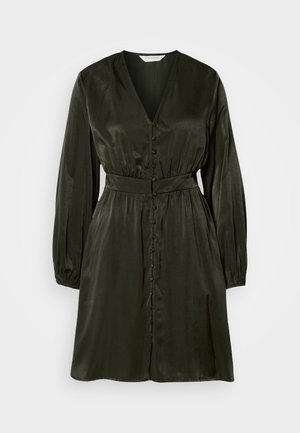 Σκούρο πράσινο, σατινέ midi φόρεμα με μακριά μανίκια, V-λαιμόκοψη και μπροστινά κουμπιά. Τονισμένη μέση με αντίστοιχο ζωνάκι, απαλό υφή.