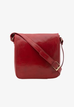 Borsa a tracolla in pelle rossa con tracolla regolabile e fibbia color oro, finitura liscia, forma rettangolare e angoli arrotondati.