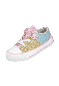 Zapatillas brillantes para niños con secciones en rosa, dorado y azul, puntera blanca, detalles en rosa y correa de gancho y bucle para un fácil uso.