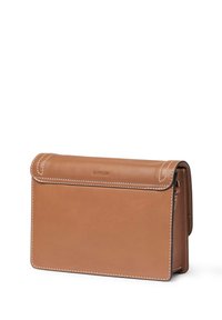 Tan läderväska med en slät yta, rektangulär form, vikbar klaff och kontrasterande vit sömnad. Har en subtil präglad logotyp.