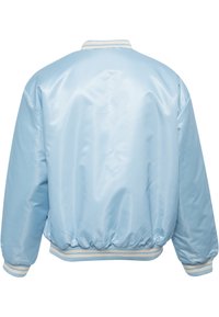 Veste bomber bleu clair avec une finition satinée brillante, des poignets et un col à côtes rayés blancs et bleus, un ourlet élastique et une coupe décontractée.