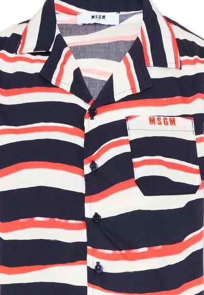 Chemise boutonnée avec des rayures horizontales irrégulières bleu marine, blanches et orange, une poche poitrine et "MSGM" brodé en orange au-dessus de la poche.