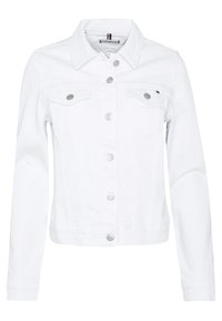 Valkoinen farkkutakki, jossa on pitkät hihat, nappikiinnitys, kaksi rinnassa olevaa läppätaskua ja pieni logo vasemmassa taskussa.