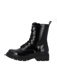 Czarne, błyszczące, skórzane buty bojowe z grubą podeszw�ą w stylu lug, metalowymi oczkami i czarnymi sznurowadłami, pokazane w profilu z prawej strony na białym tle.