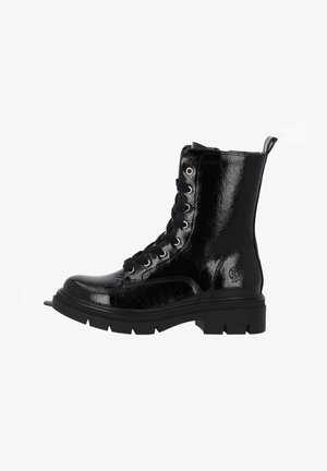 Schwarze glänzende Lederkampfstiefel mit dickem Profilsohle, Metallösen und schwarzen Schnürsenkeln, im rechten Seitenprofil auf weißem Hintergrund dargestellt.