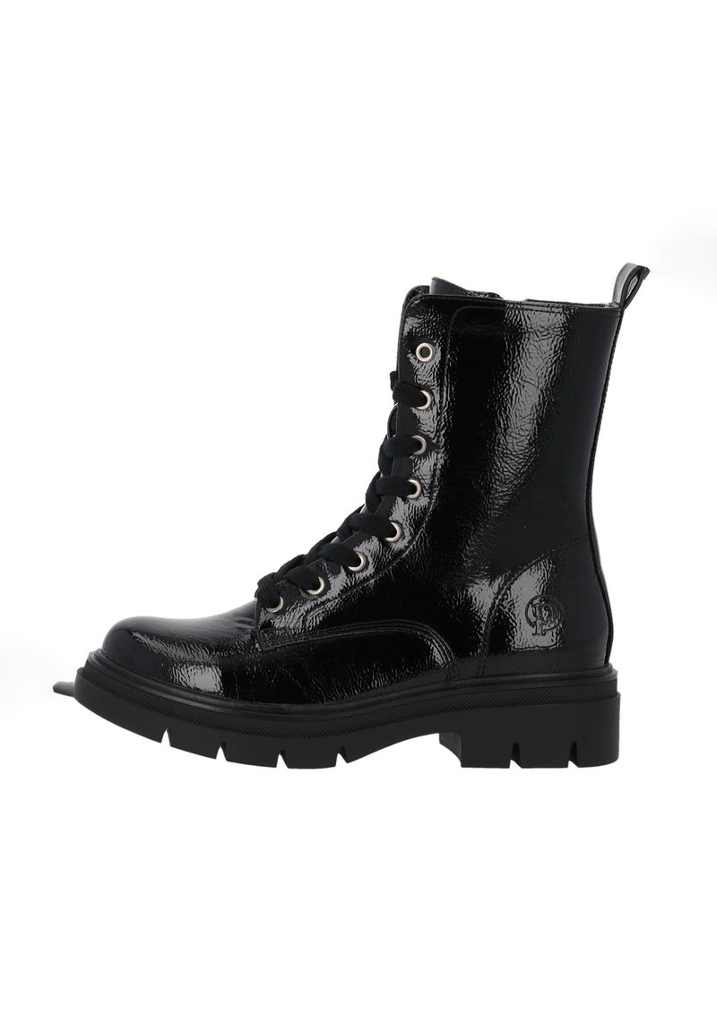 Czarne, błyszczące, skórzane buty bojowe z grubą podeszwą w stylu lug, metalowymi oczkami i czarnymi sznurowadłami, pokazane w profilu z prawej strony na białym tle.