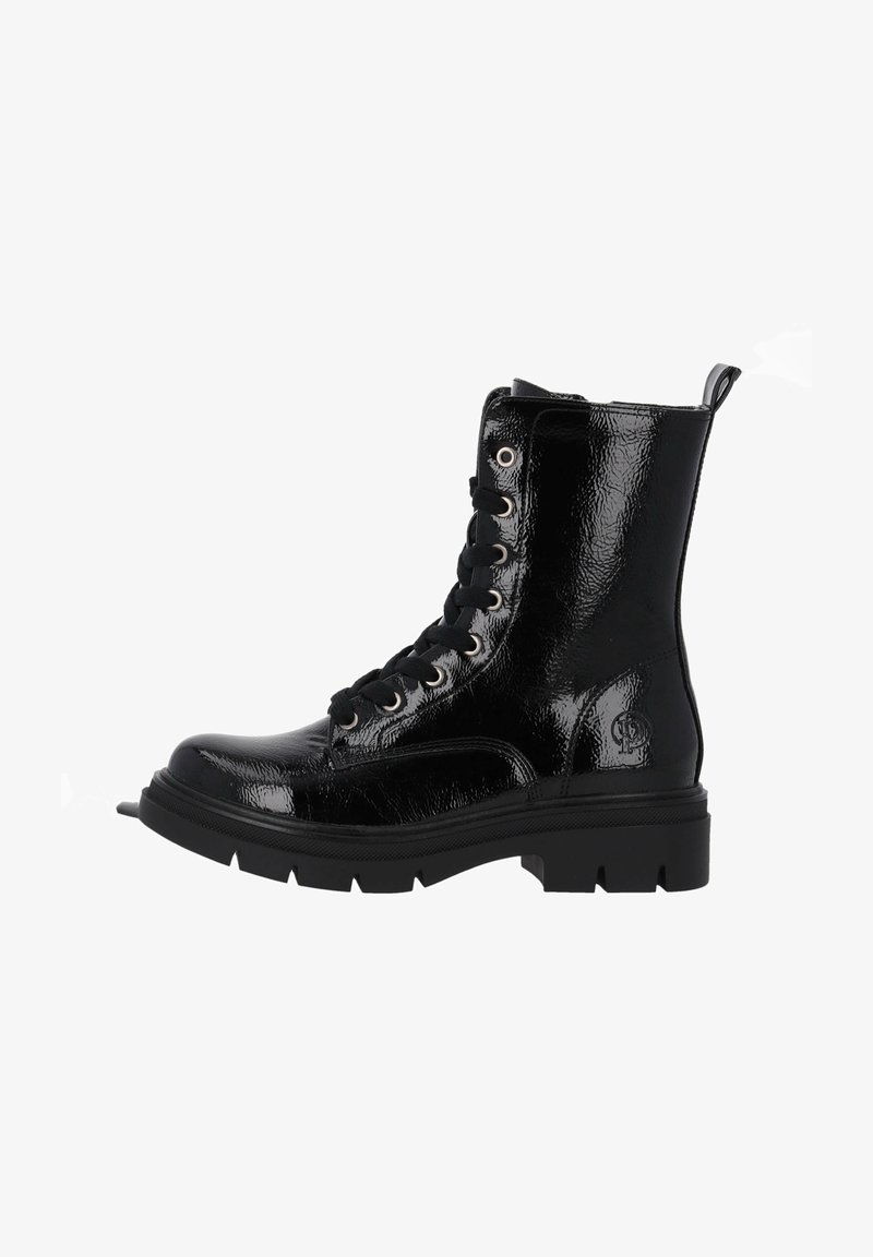 Botas de combate de cuero negro brillante con suela gruesa de tacos, ojales de metal y cordones negros, mostradas en perfil lateral derecho sobre un fondo blanco.
