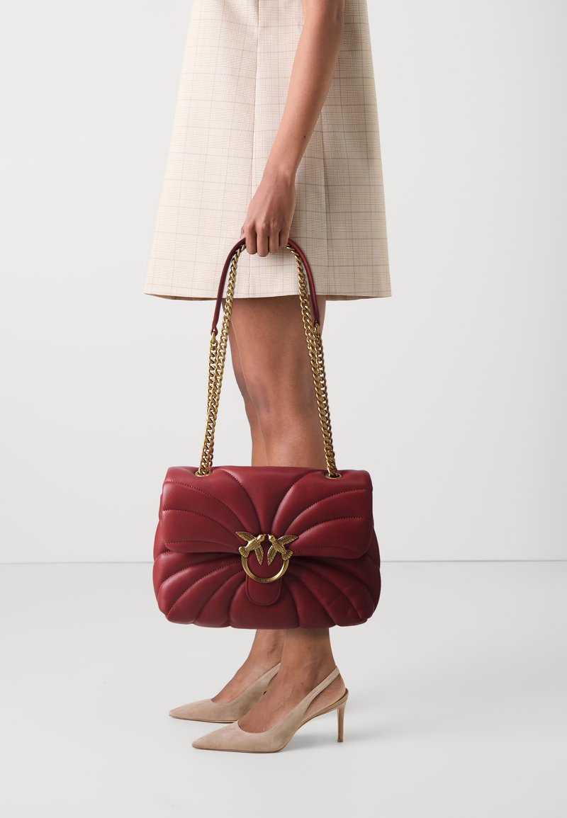Pinko LOVE PUFF CLASSIC - Soma ar siksnu pāri ķermenim - ocra rosso/antique gold-coloured