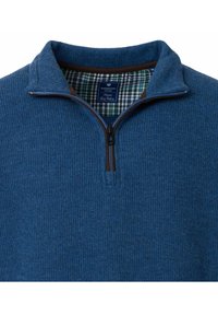 Blauwe geribbelde fleece pullover met een bruine ritssluiting en geruite voering. Beschikt over een staande kraag en een gestructureerde stof.